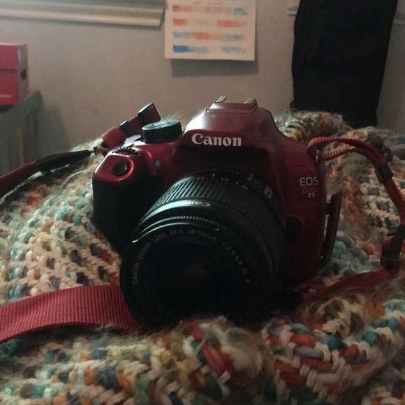 Canon T5i Camera - Picture 1 of 3